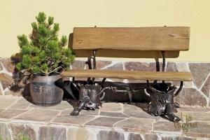 A wrought iron bench - garden furniture (NBK-55)